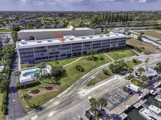 Building Photo - 907 Marina Dr