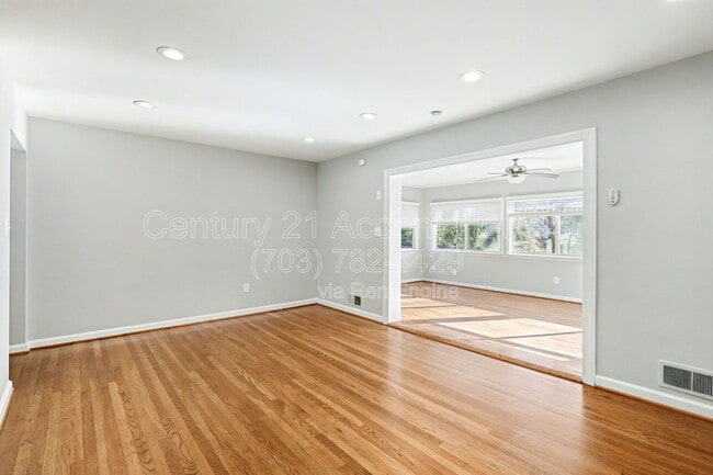 Building Photo - 3107 Valley Ln