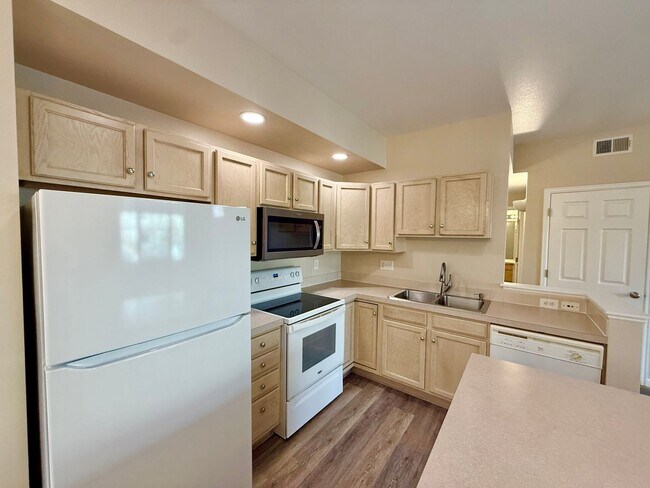 Building Photo - Beautiful,  2 Bed/2 Bath Condo in High Plains Village