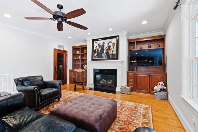 Building Photo - Elegant 5 bedroom home in Bedford!