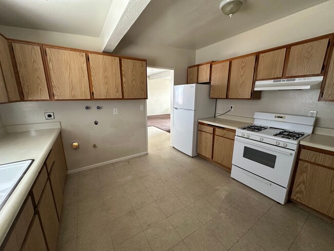 Building Photo - Spacious & Stylish 4-Bedroom Apartment in ...