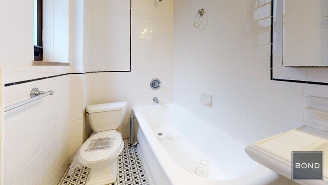 Building Photo - 305 W 45th St