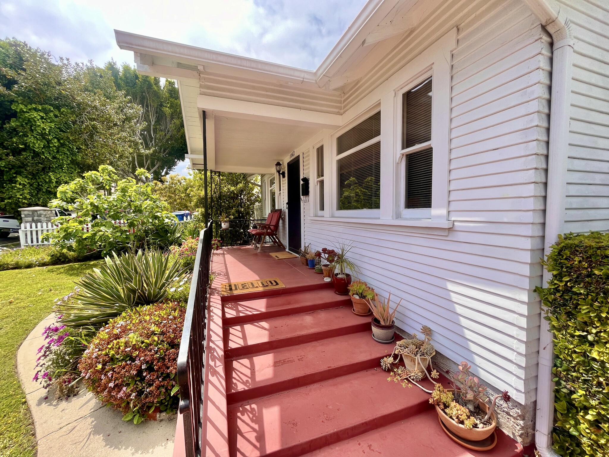 Building Photo - 1042 W 14th St