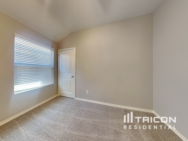 Building Photo - 1252 Edgewater Dr