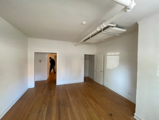 Building Photo - 832 S Austin Blvd