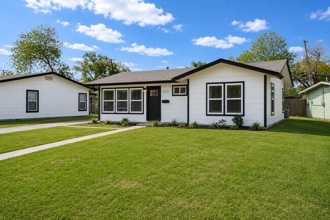 Building Photo - 4301 Sherwood Dr
