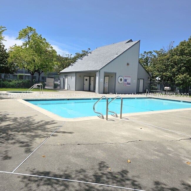 Building Photo - Exquisitely Updated Condo - Must See