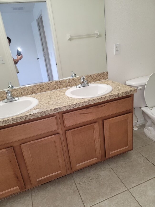 Building Photo - Home is in the Heart of New Tampa