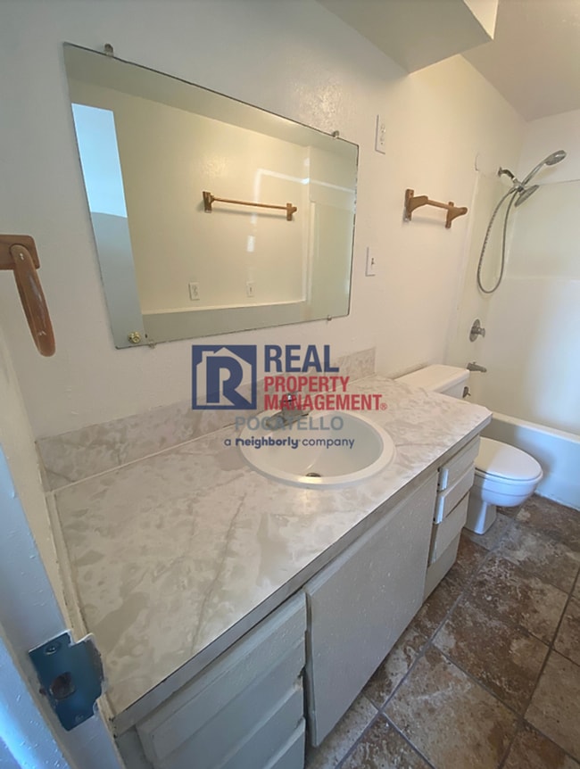 Building Photo - 2 Bed 2 Bath Duplex