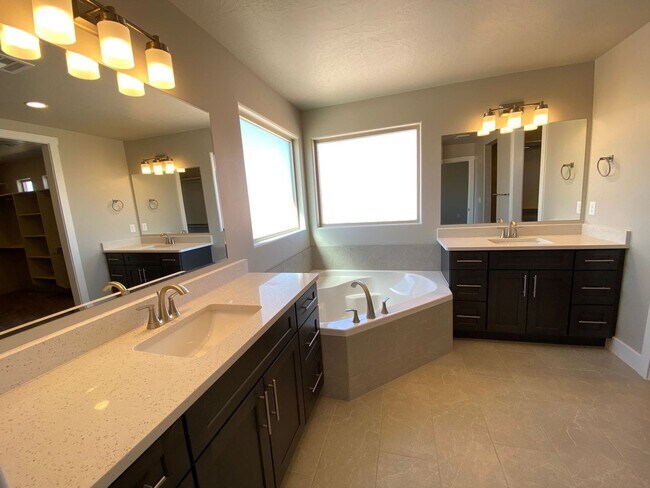 Building Photo - Red Mountain Vista Town Home, End Unit