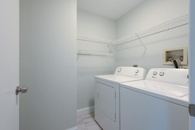 Building Photo - 6817 Via Regina