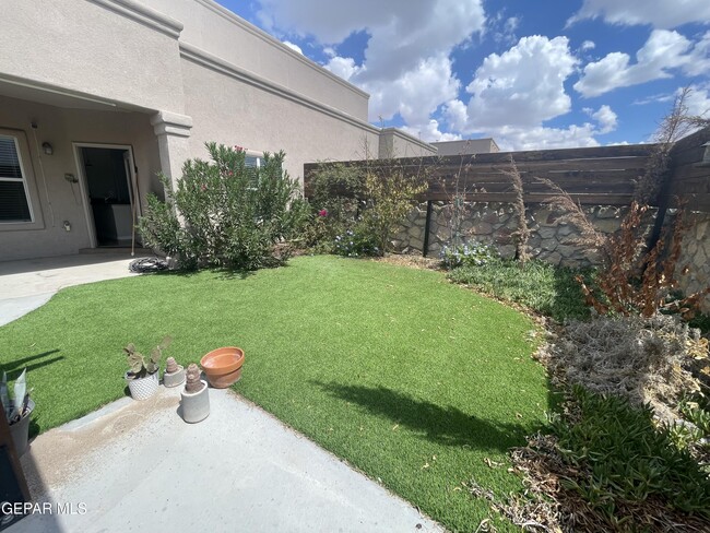 Building Photo - 11726 Dos Palmas Dr