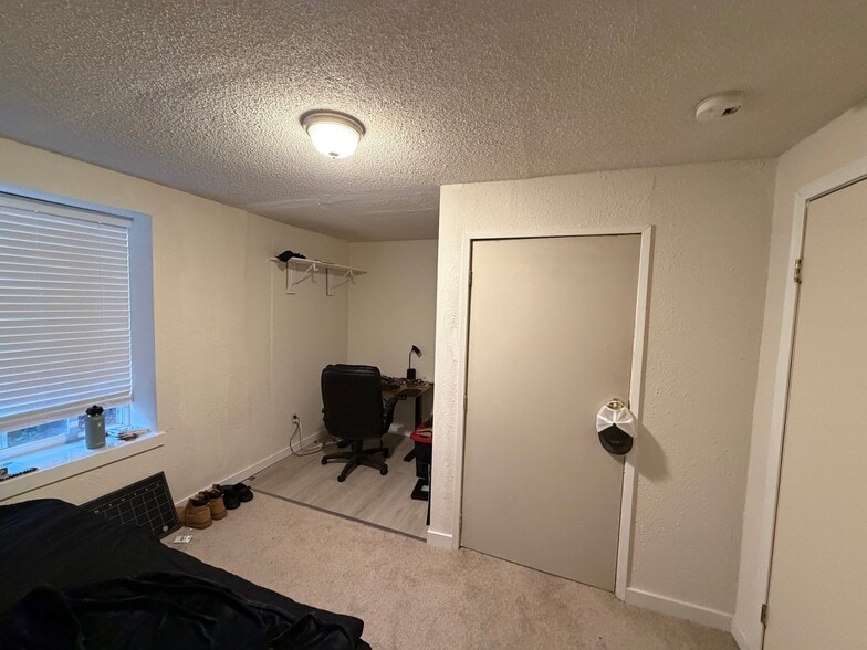 Building Photo - 2914 Sunset Dr W
