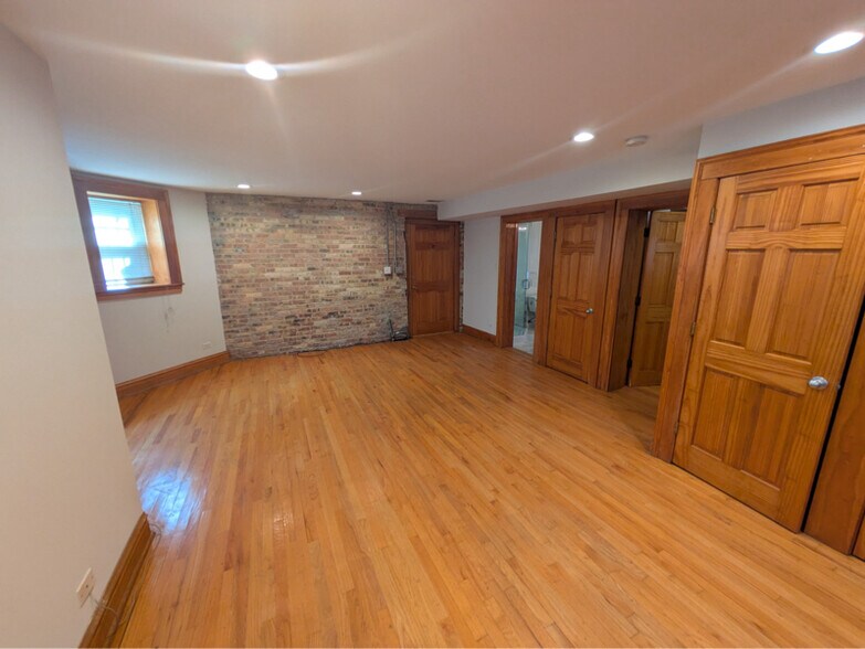 Building Photo - 3242 W Wrightwood Ave