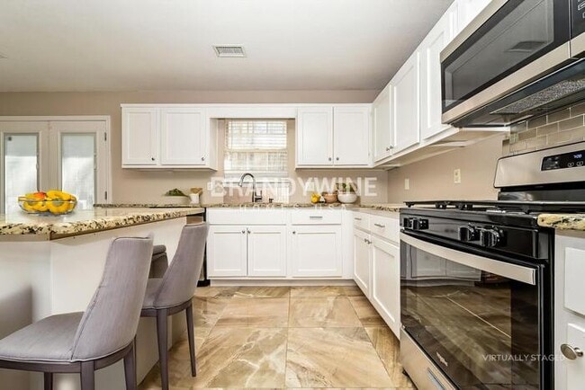 Building Photo - 35 Hampton Oaks Dr