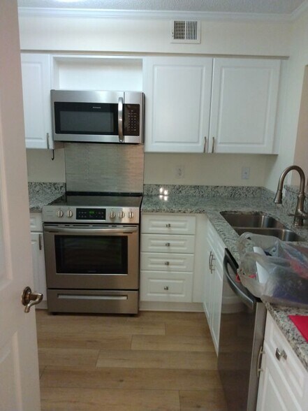 Building Photo - 2121 Jamieson Ave