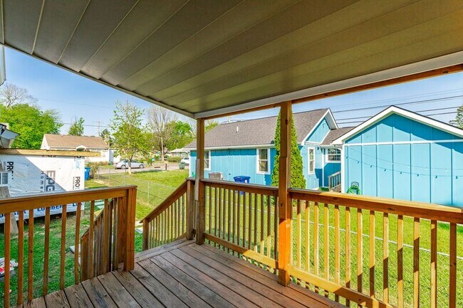 Building Photo - 1812 E 13th St