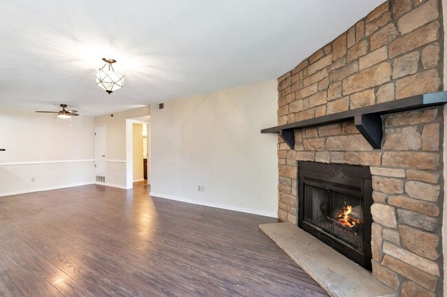 Building Photo - 1BR Condo • Fireplace • Balcony in Aurora