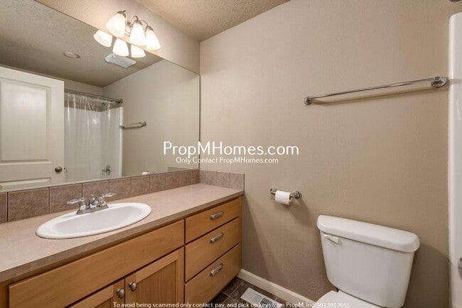 Building Photo - Updated Three Bedroom Gem in Oregon City!