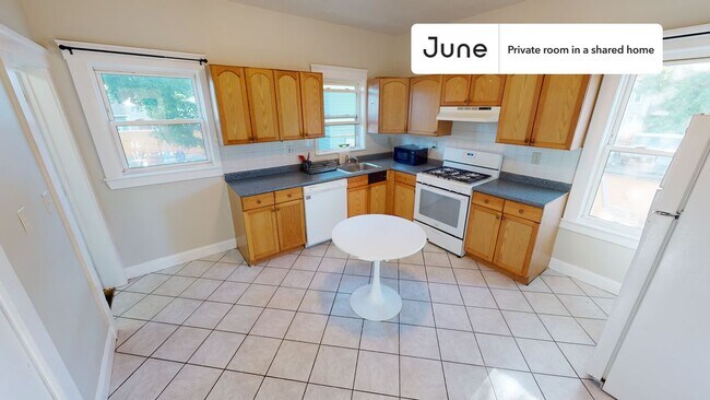 Building Photo - Room in Shared 5 bed/2 bath home