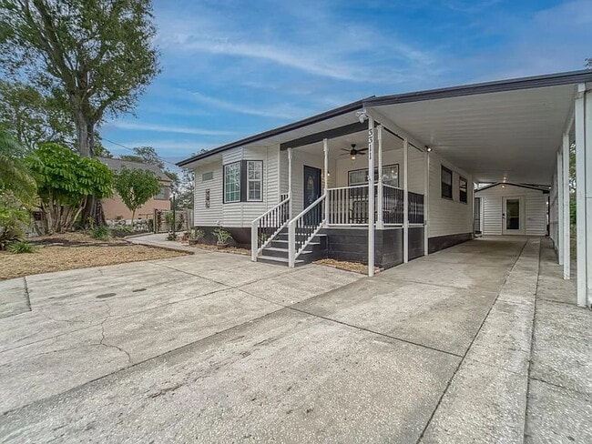 Building Photo - Riverside Heights Pool Home | Across from the Hillsborough River