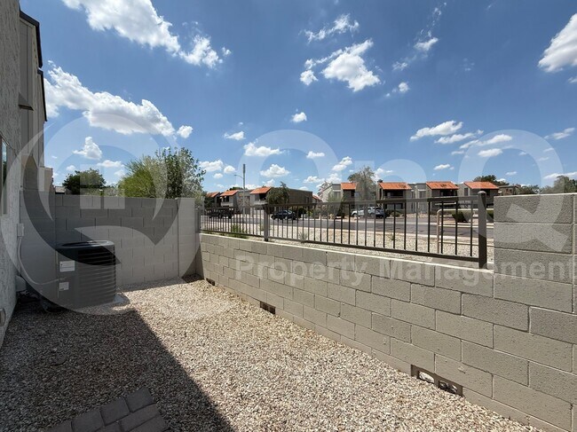 Building Photo - 2234 W El Caro Dr
