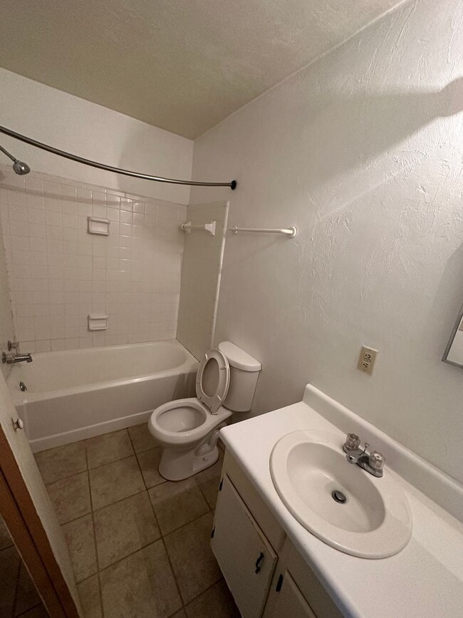 Building Photo - 3 bedroom 2 bath house in Midtown! Available NOW!