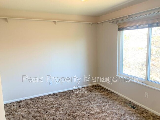 Building Photo - 3201 Wedgewood Ct