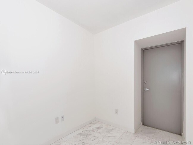 Building Photo - 480 NE 31st St