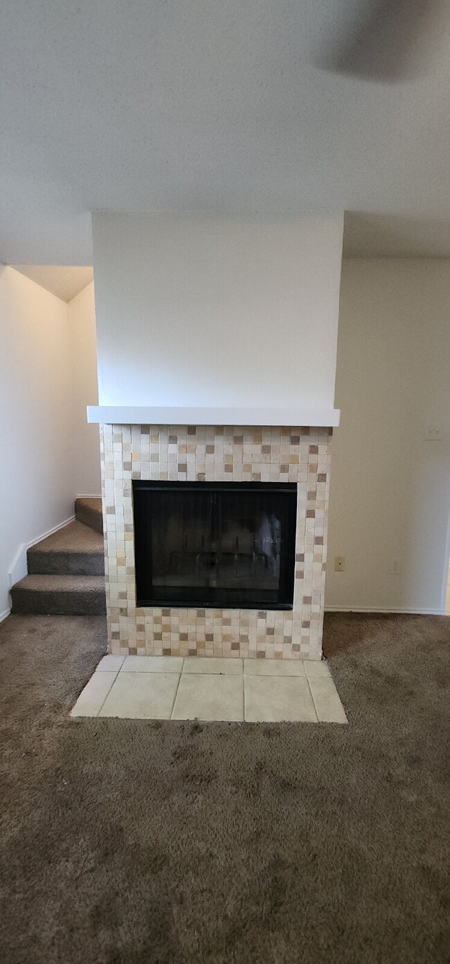 Building Photo - Now Leasing Charming 2 bedroom Townhome with garage & fenced backyard.  – 9110 White Settlement R...