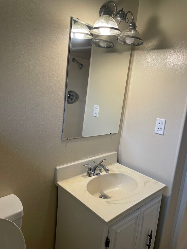 Building Photo - 1333 Woodside Dr