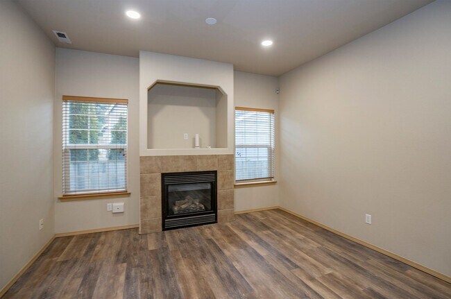 Building Photo - Modern 4 Bedroom, 2.5 Bath Home In Silver Creek w/AC