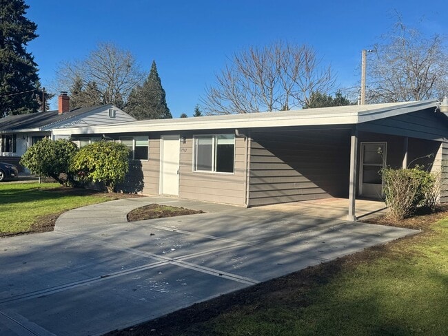 Building Photo - 3 Bedroom home