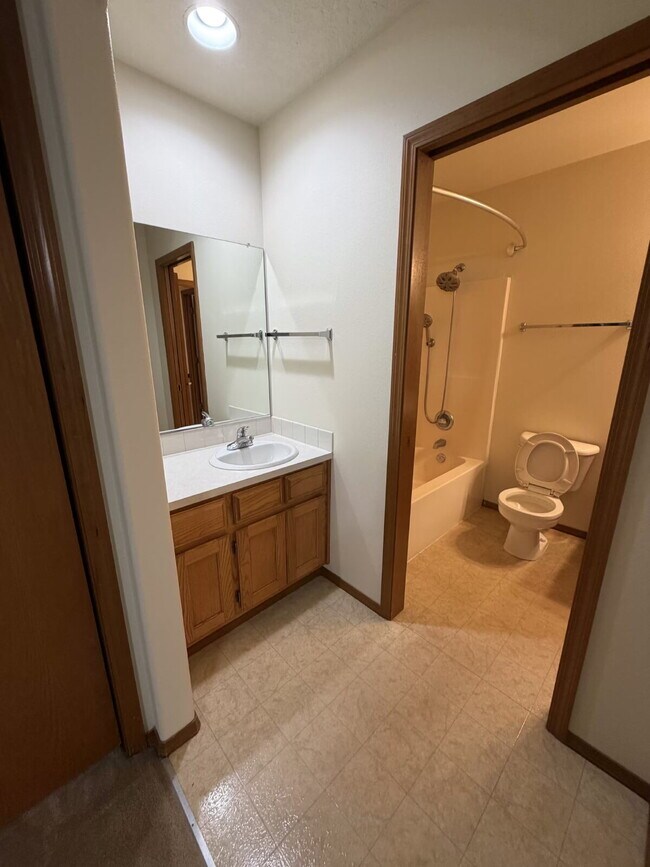 Building Photo - 3 Bedroom / 1.5 Bathroom Duplex Unit - Nearby Transportation, Milwaukie Marketplace and King Road...