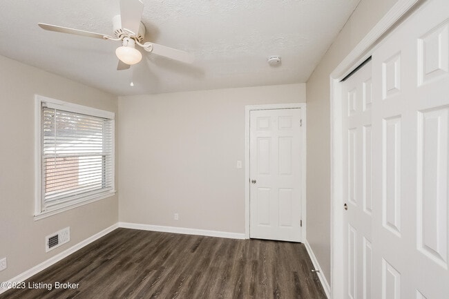 Building Photo - 215 Kim Ct