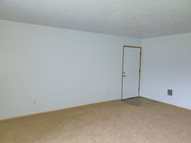 Building Photo - One Bedroom, One Bath - Special $1275.00 and Second Month Free!