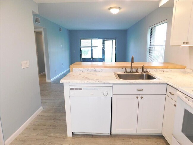 Building Photo - 331 Woodlake Wynde