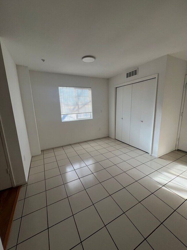 Building Photo - Luxury 3bed Apartment