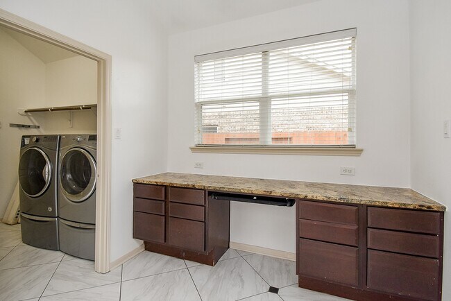 Building Photo - 6822 Clemson Ln