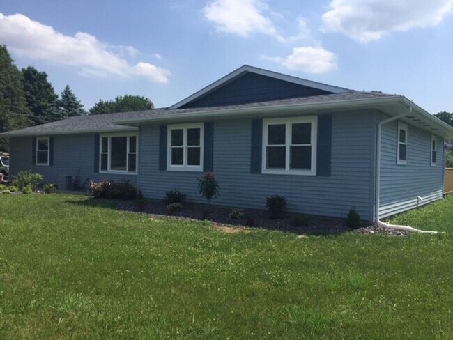 Building Photo - Beautiful home, rural setting but close to...