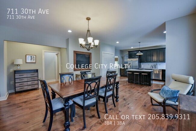 Building Photo - 711 30th Ave