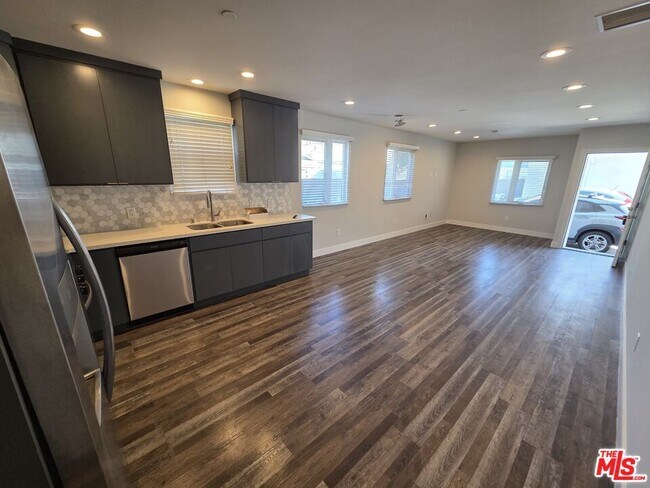 Building Photo - 1255 N Kingsley Dr