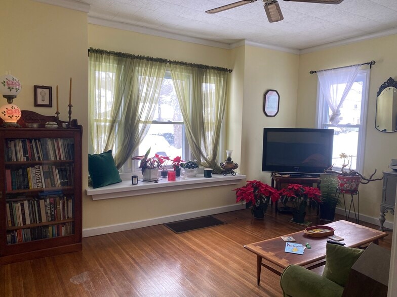 Building Photo - 919 Goodman St S