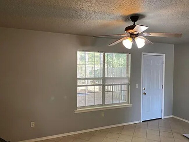 Building Photo - 3.5 miles to UofA 2BD / 1.5BA Townhouse w ...