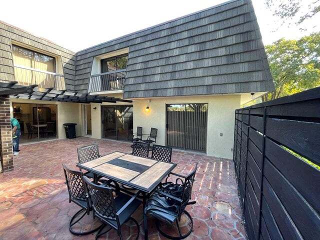 Building Photo - 118 1st Ter