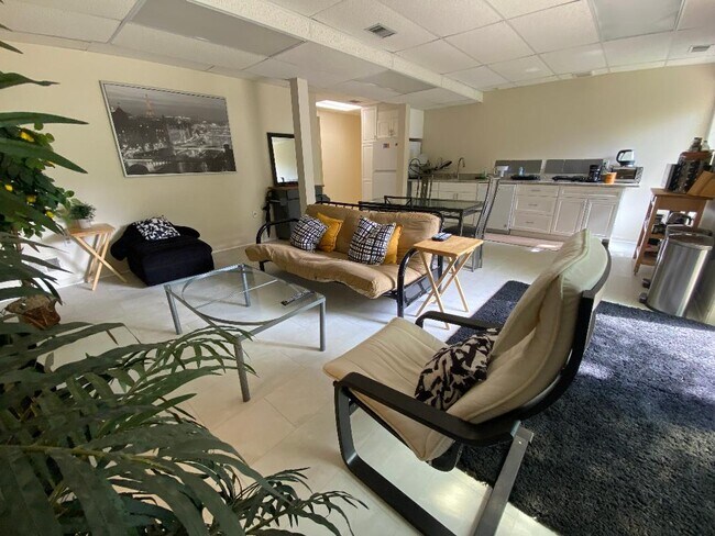 Building Photo - 5102 Warren Plz NW