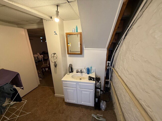 Building Photo - 2215 Victor St