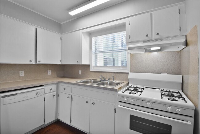 Building Photo - 1511 Broadmoor Dr
