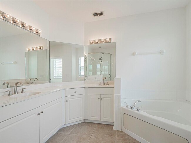 Building Photo - 1825 Bridgepointe Cir