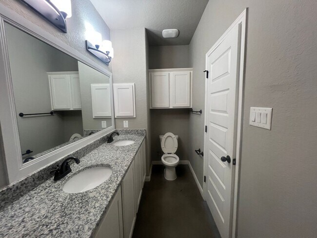 Building Photo - Luxury 3/2 Duplex in Seguin, Texas